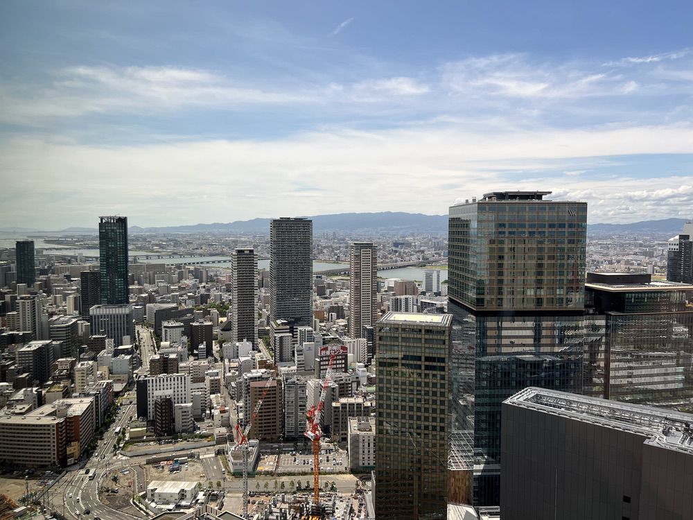 Vue panoramique aérienne sur la ville d'Osaka depuis les étages supérieurs de l'Autograph Osaka