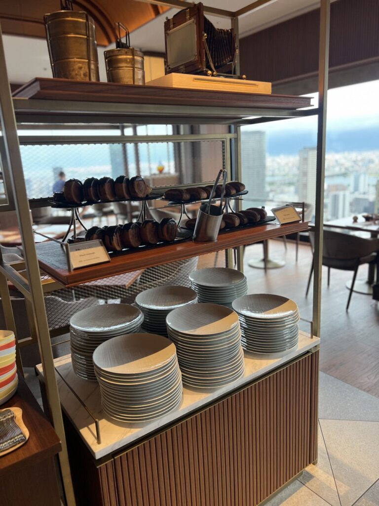 Sélection de desserts fins de l'Autograph Osaka présentés avec vue panoramique sur la ville