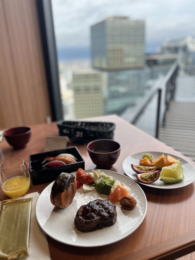 Repas traditionnel japonais de l'Autograph Osaka avec présentation élégante et vue sur la ville