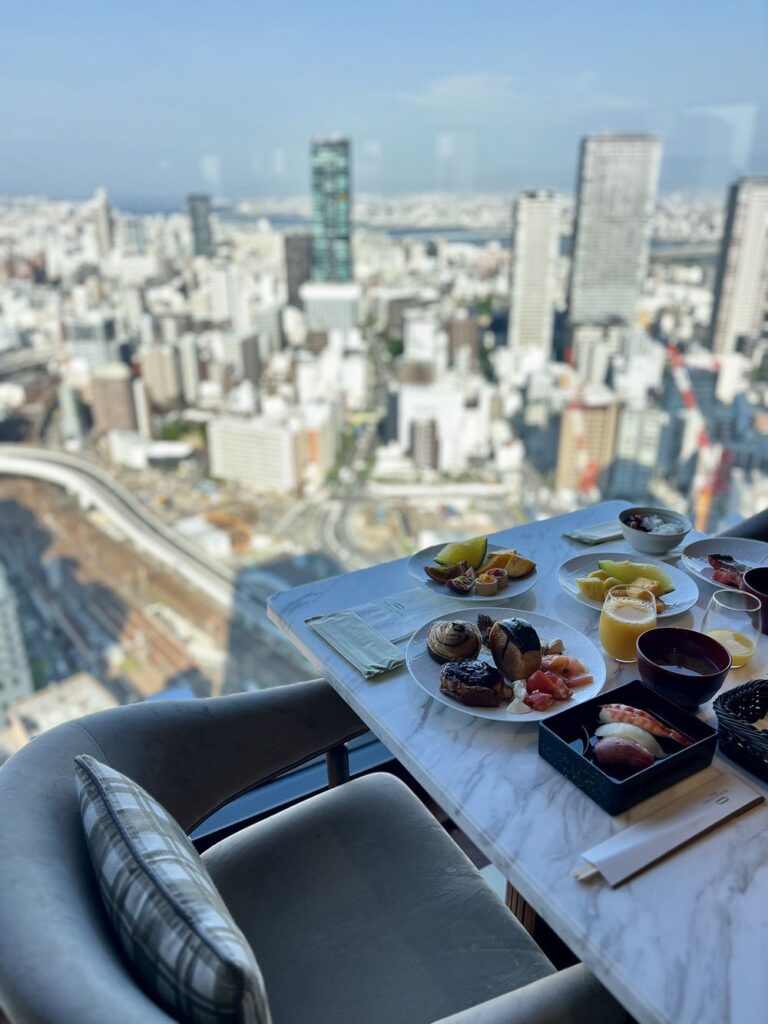 Petit-déjeuner japonais de l'Autograph Osaka servi avec vue panoramique sur la ville d'Osaka