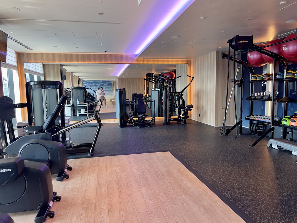 Centre de fitness complet de l'Autograph Osaka avec équipements de musculation et éclairage LED violet