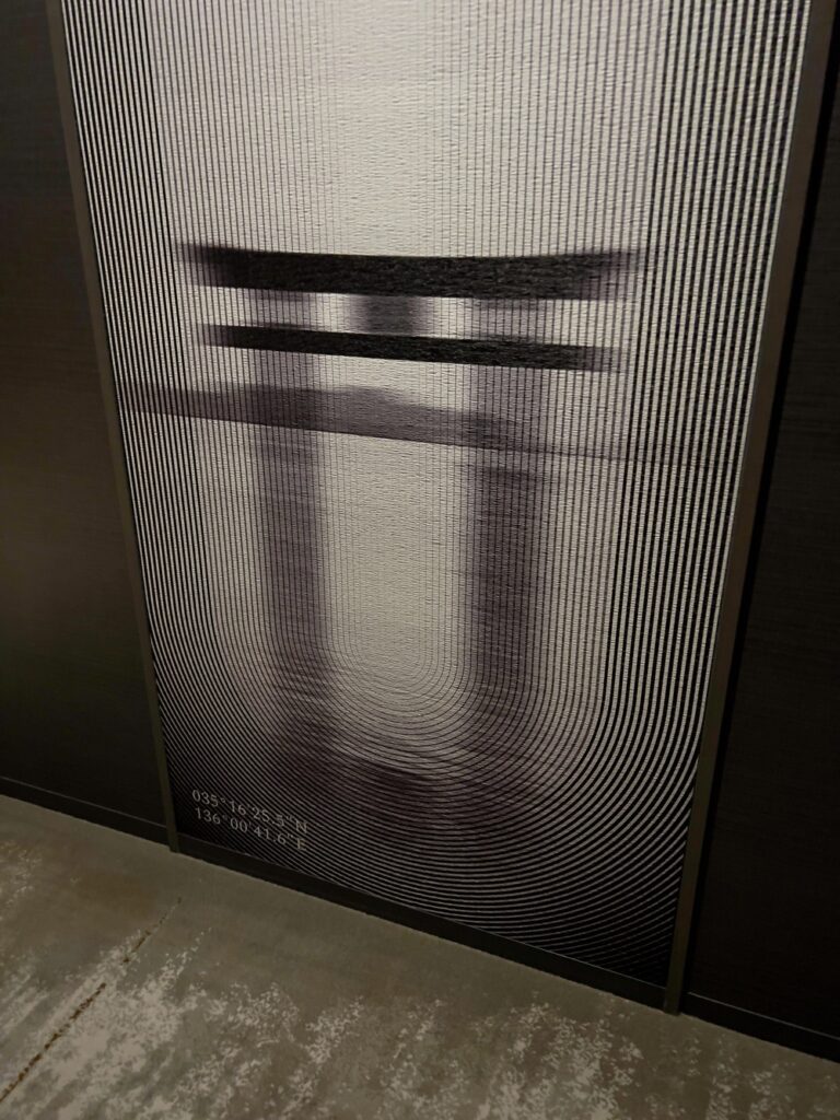 Œuvre d'art moderne dans le lobby de l'Autograph Osaka avec motifs géométriques en relief noir et blanc