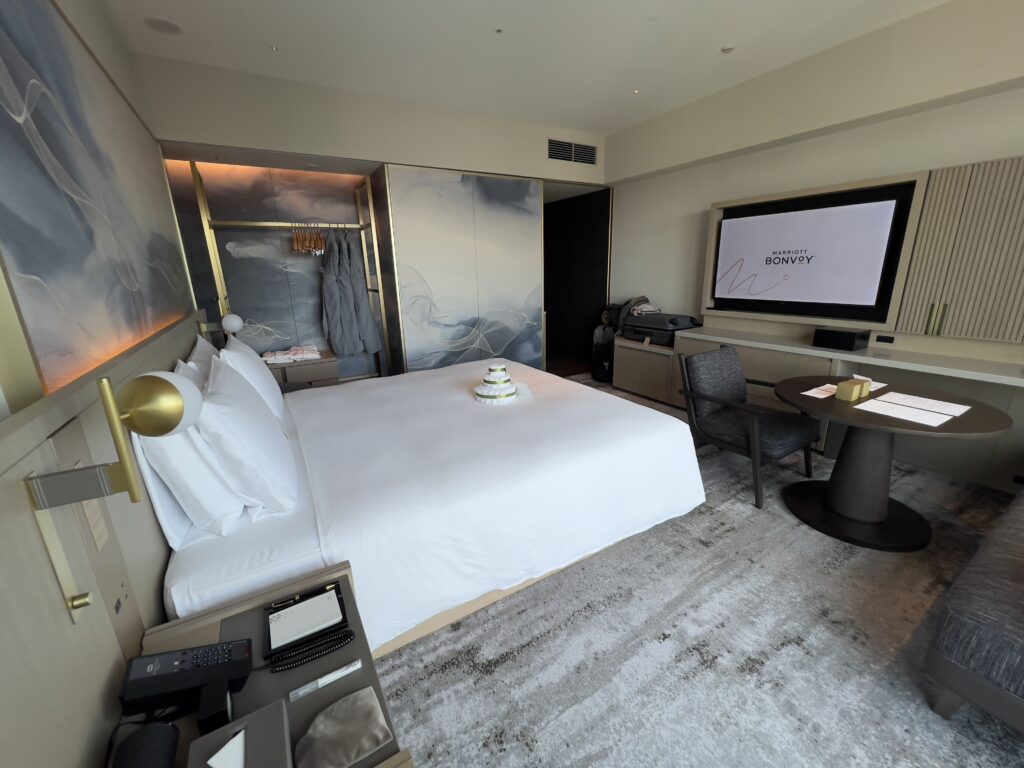 Chambre du Autograph Osaka avec vue spectaculaire sur les montagnes et la ville d'Osaka depuis les baies vitrées