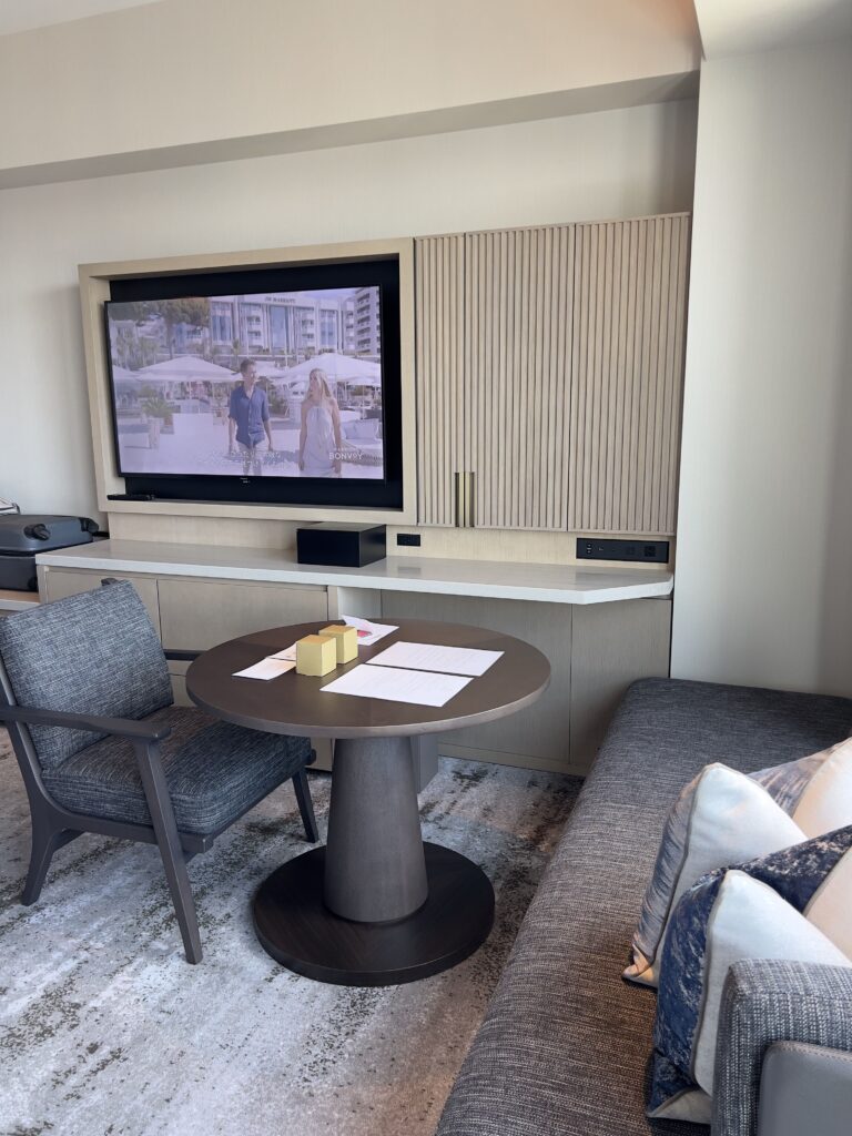Chambre moderne du Autograph Osaka avec mur artistique fumé, lit king-size et décoration contemporaine raffinée