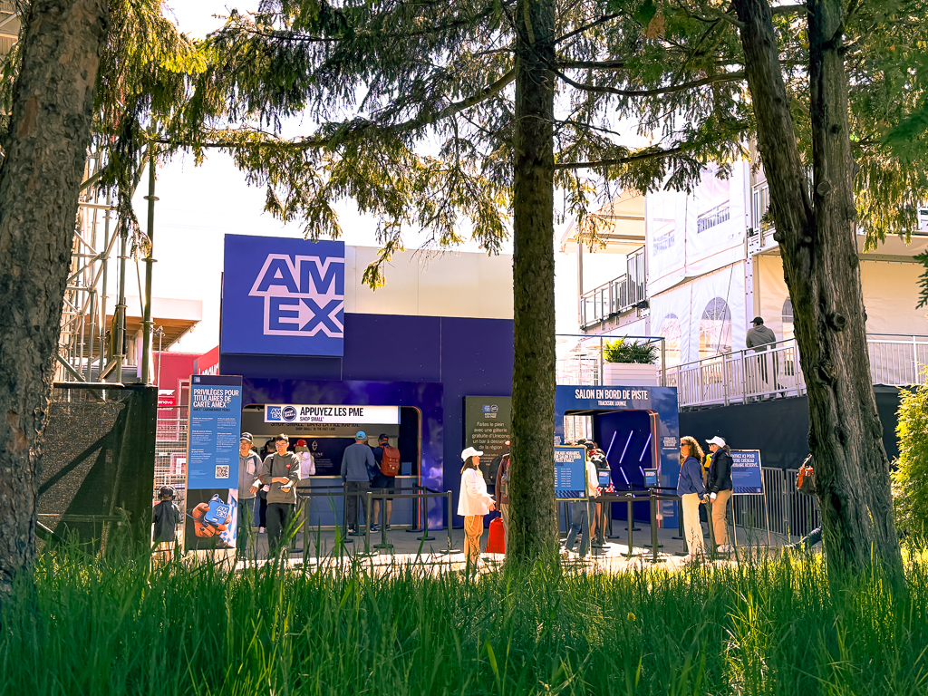 Installation du kiosque American Express bleu sur le circuit F1 Grand Prix du Canada entoure d'arbres
