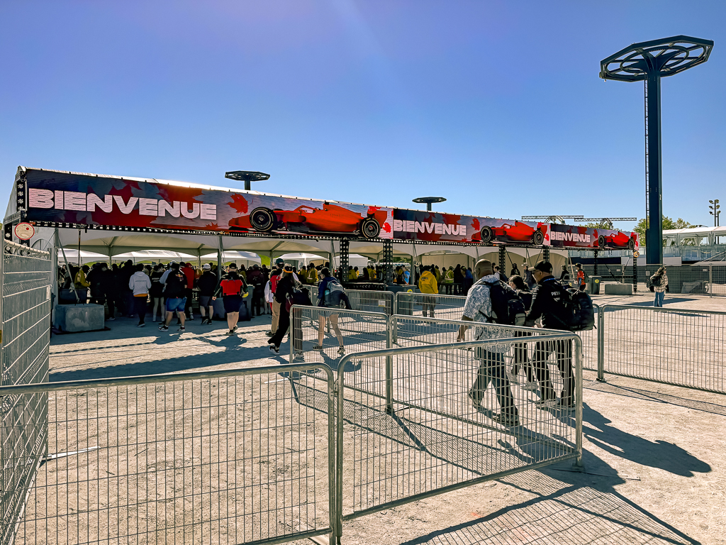 Entree principale du circuit F1 Montreal avec banniere bienvenue et foule de spectateurs