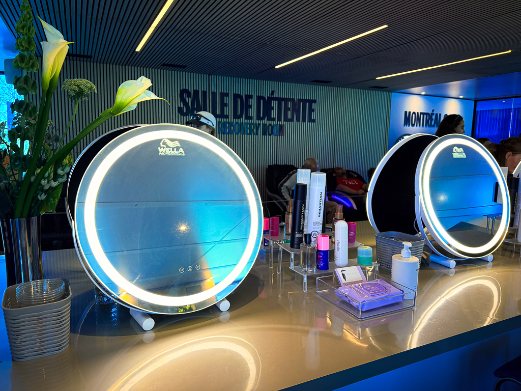 Salon de beaute avec miroirs LED illumines dans le pavilion F1 Grand Prix du Canada a Montreal