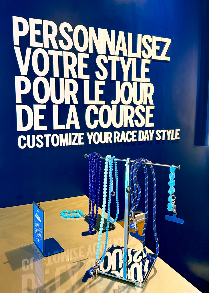 Station de personnalisation d'accessoires F1 dans l'espace Amex du Grand Prix de Montreal