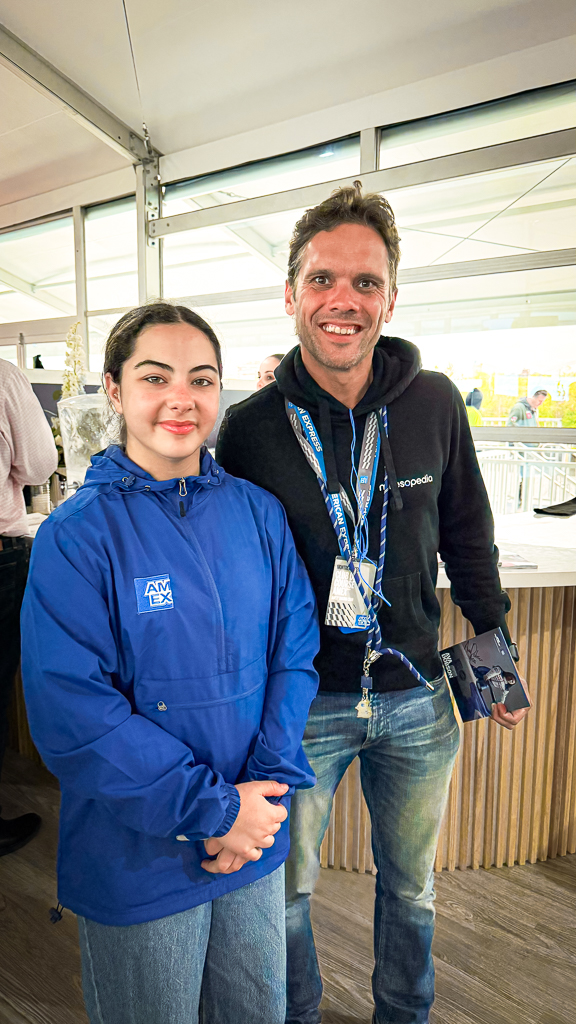 Ava Dobson posant dans l'espace VIP Amex du Grand Prix F1 de Montreal avec vue sur le circuit