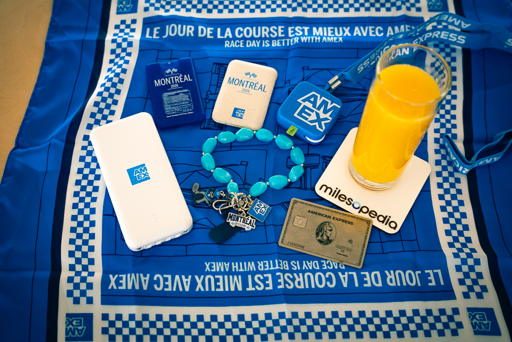 Kit souvenir Amex F1 avec serviette à damier, powerbank, bracelet et carte Gold sur fond bleu du Grand Prix de Montréal