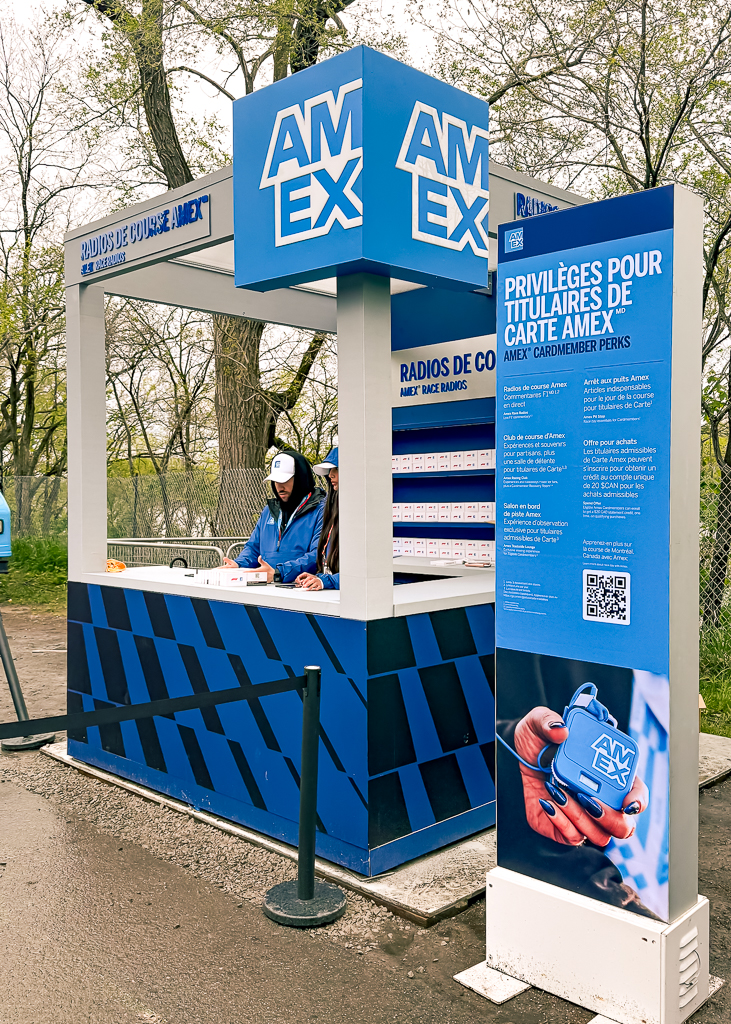 Kiosque Amex de distribution des radios de communication F1 avec privilèges titulaires de carte, installation bleue moderne