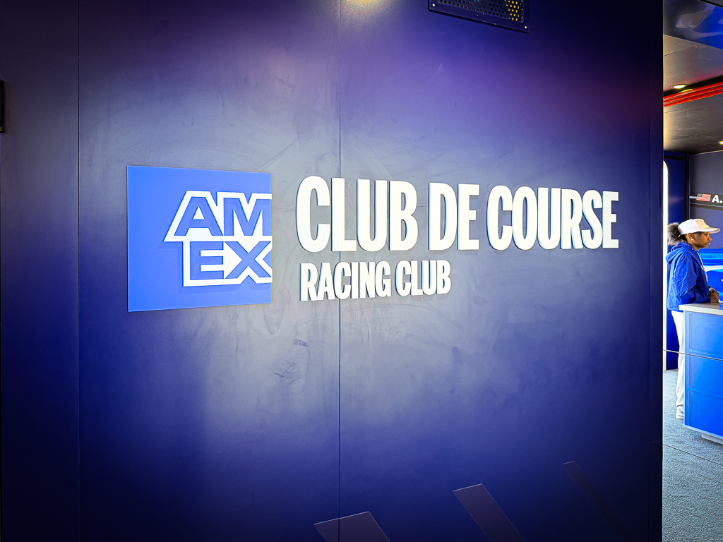 Enseigne du Club de Course Racing Club avec logo Amex dans l'espace VIP du Grand Prix F1 de Montreal