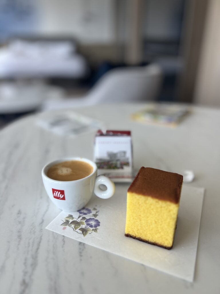 Degustation de castella traditionnel avec cafe illy en chambre au marriott nagasaki, specialite locale de Nagasaki
