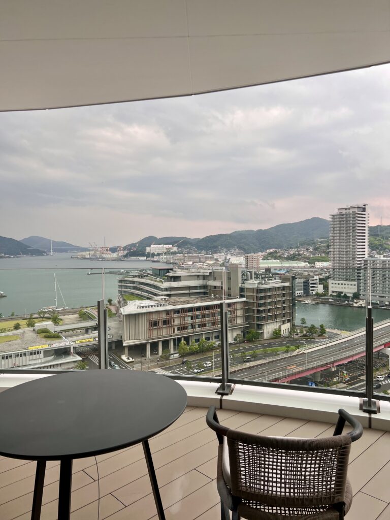 Vue panoramique sur le port et la baie de Nagasaki depuis le balcon d'une chambre du marriott nagasaki
