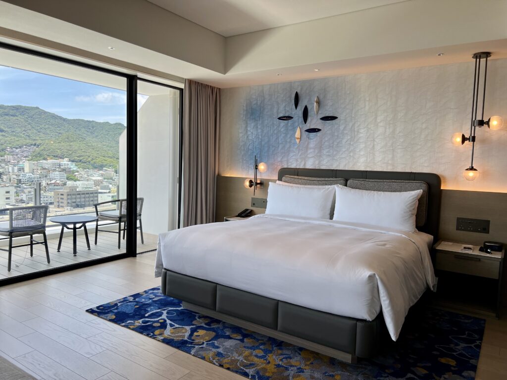 Chambre king moderne avec balcon et vue sur les montagnes au marriott nagasaki, decoration contemporaine japonaise