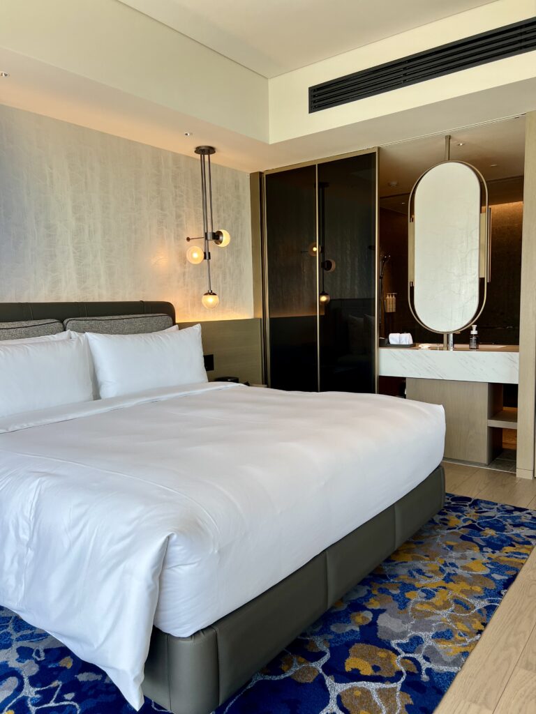 Chambre élégante du marriott nagasaki avec lit king-size et vue sur les montagnes verdoyantes de Nagasaki