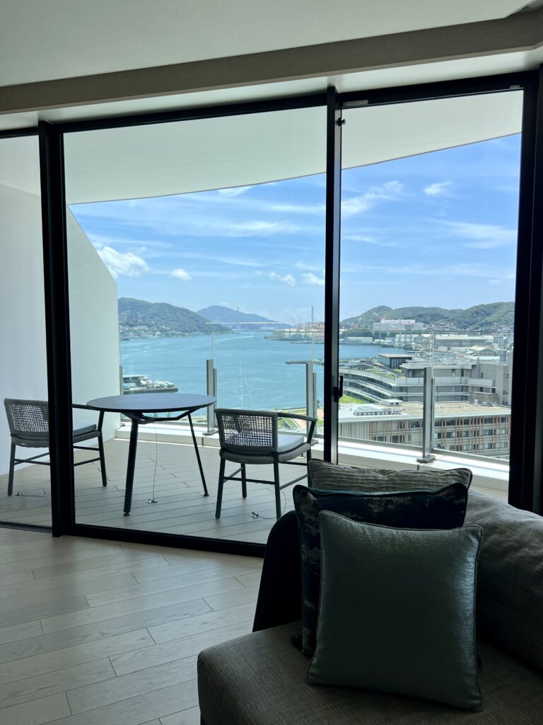 Vue panoramique sur la baie de Nagasaki depuis le balcon d'une suite du marriott nagasaki avec mobilier de terrasse