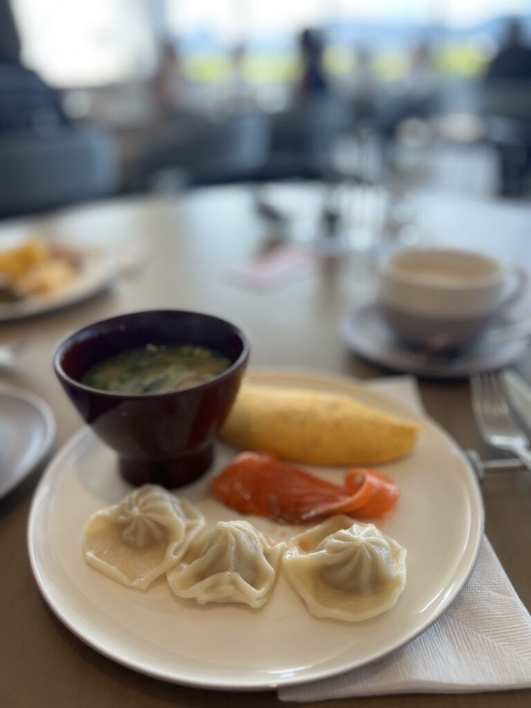 Petit-déjeuner traditionnel japonais servi au marriott nagasaki avec soupe miso, saumon et spécialités locales