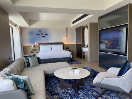 Suite spacieuse du marriott nagasaki avec salon, chambre séparée et vue panoramique sur la baie de Nagasaki