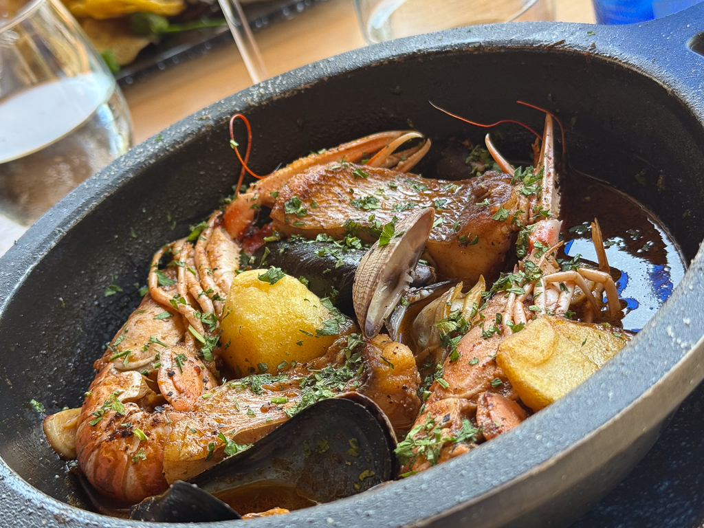 Plat de fruits de mer du restaurant Yellow Fish au w ibiza servi dans une casserole traditionnelle noire