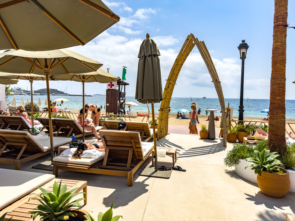 Terrasse du restaurant Yellow Fish du w ibiza avec transats, parasols et vue directe sur la mer