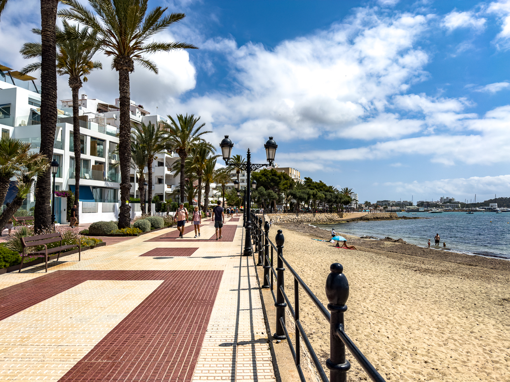 Promenade de Santa Eulalia avec vue sur la plage et le w ibiza en arriere-plan sous ciel bleu