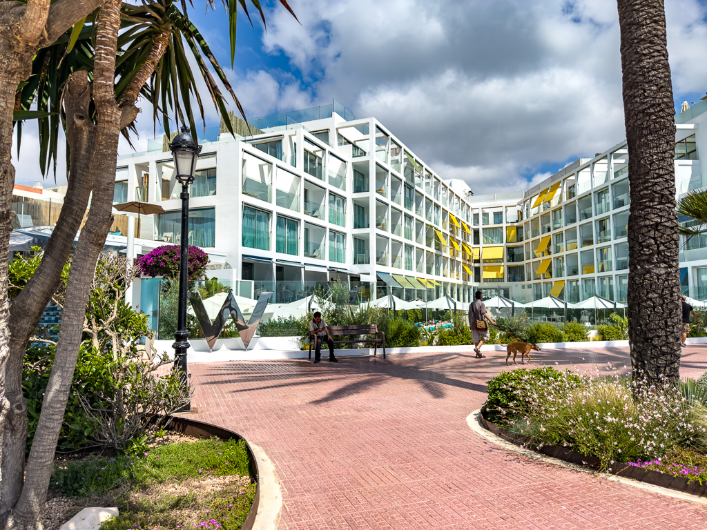 Vue panoramique du w ibiza depuis la promenade avec palmiers et architecture blanche moderne
