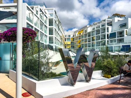 Architecture moderne du w ibiza avec facade blanche geometrique et logo W emblematique au centre