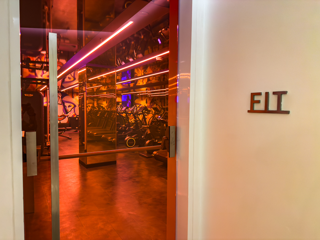 Entree de la salle de sport FIT du w ibiza avec signalisation moderne et design epure