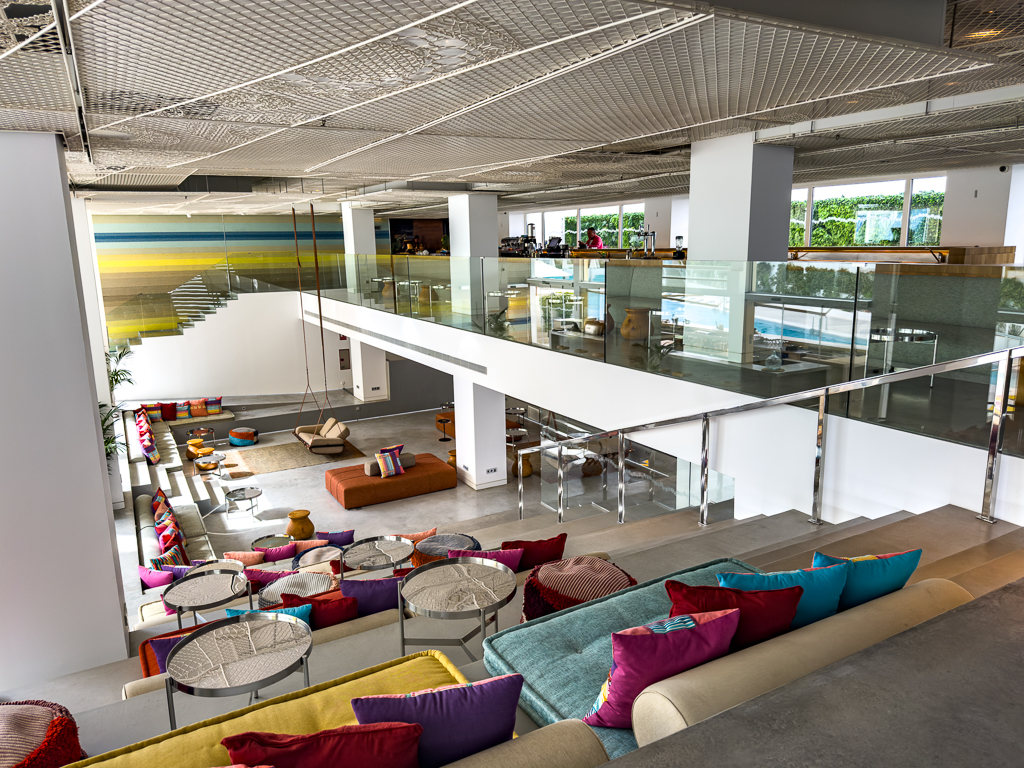 Lobby spacieux du w ibiza avec double hauteur, mobilier colore et vue panoramique depuis la mezzanine