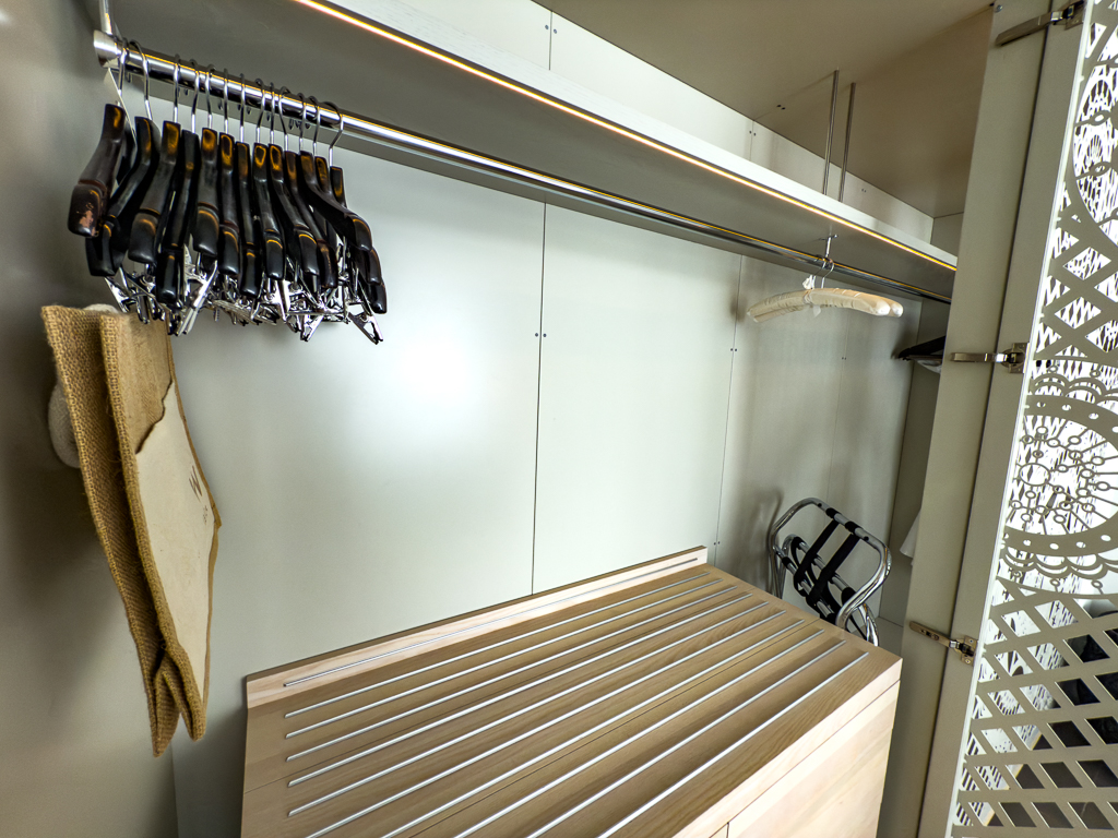 Dressing d'une suite du w ibiza avec penderie éclairée, rangements et cloisons décoratives blanches