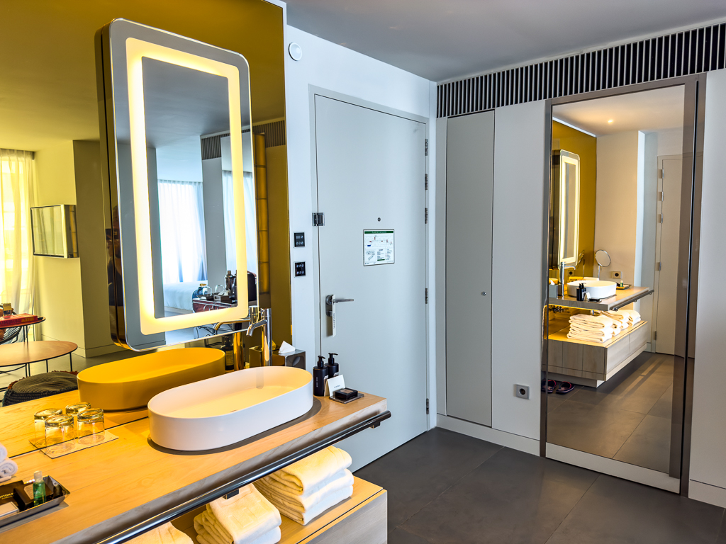 Salle de bain principale du w ibiza avec double vasque, miroir rétroéclairé et finitions dorées