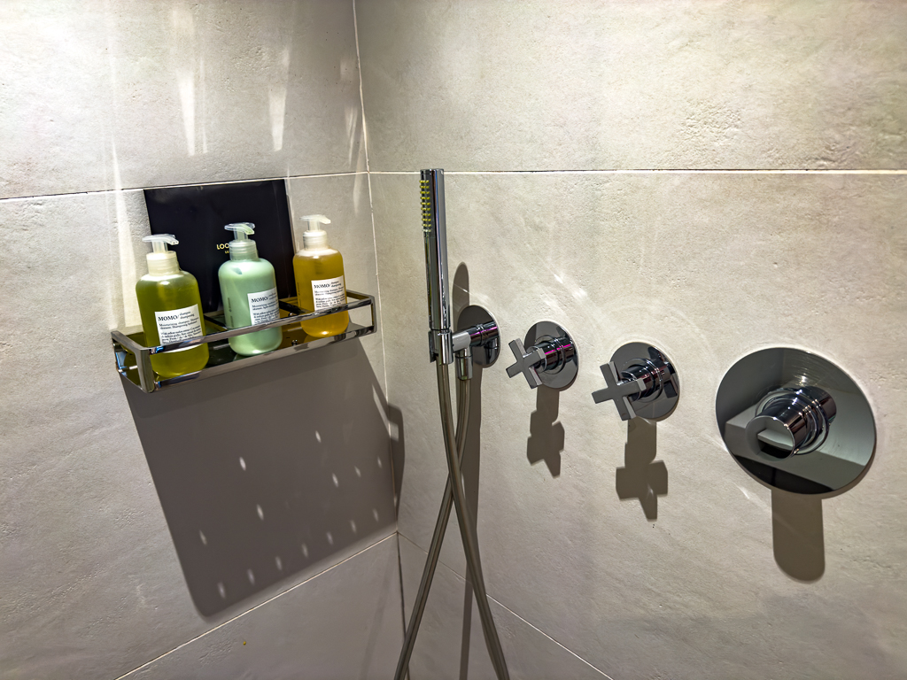 Douche du w ibiza équipée de produits de toilette Malin + Goetz et robinetterie design chromée
