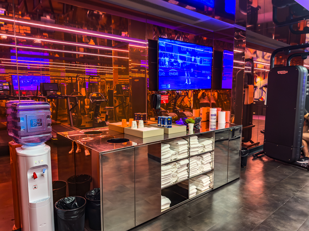 Salle de sport moderne du w ibiza avec equipements cardio, eclairage colore et ecrans interactifs