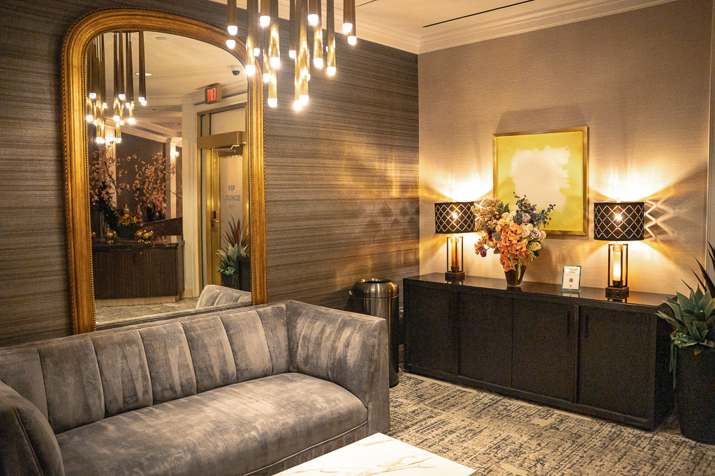 Salon du VIP Lounge avec miroir doré au MGM Grand
