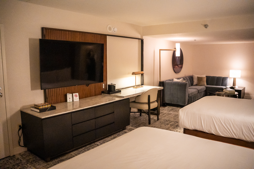 Chambre Queen avec sofa et téléviseur au MGM Grand