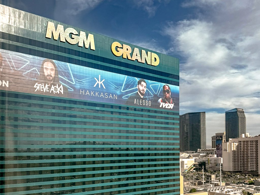 Enseigne MGM GRAND sur la tour de l'hôtel, vue du Strip depuis chambre King