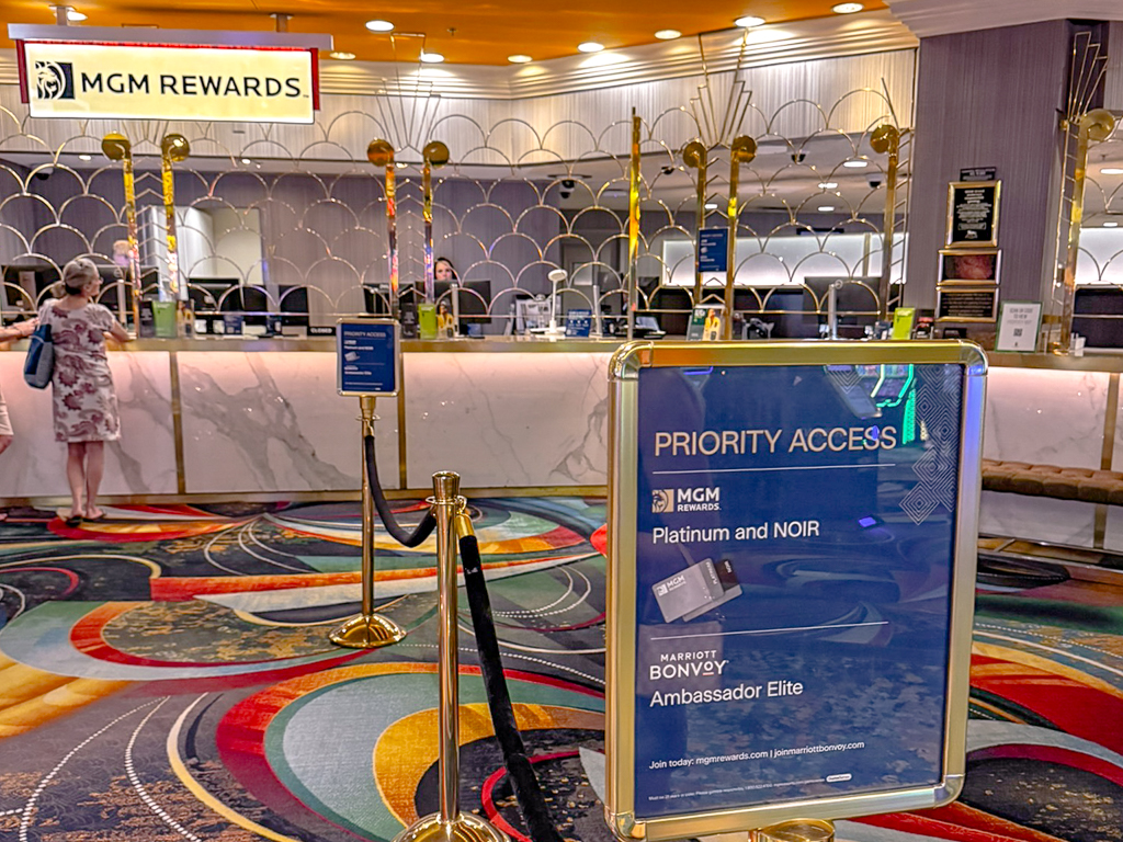 Comptoir MGM Rewards avec signalisation accès prioritaire Platinum, NOIR et Marriott Bonvoy Ambassador Elite