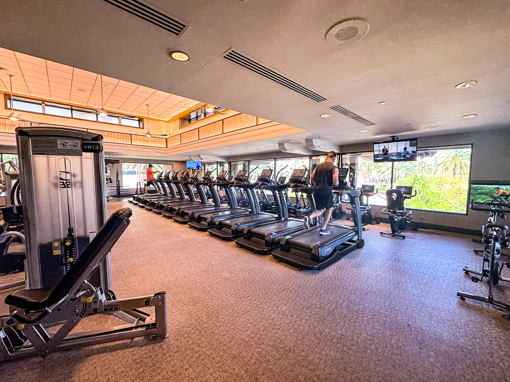 Vue d'ensemble du gym du MGM Grand avec appareils cardio