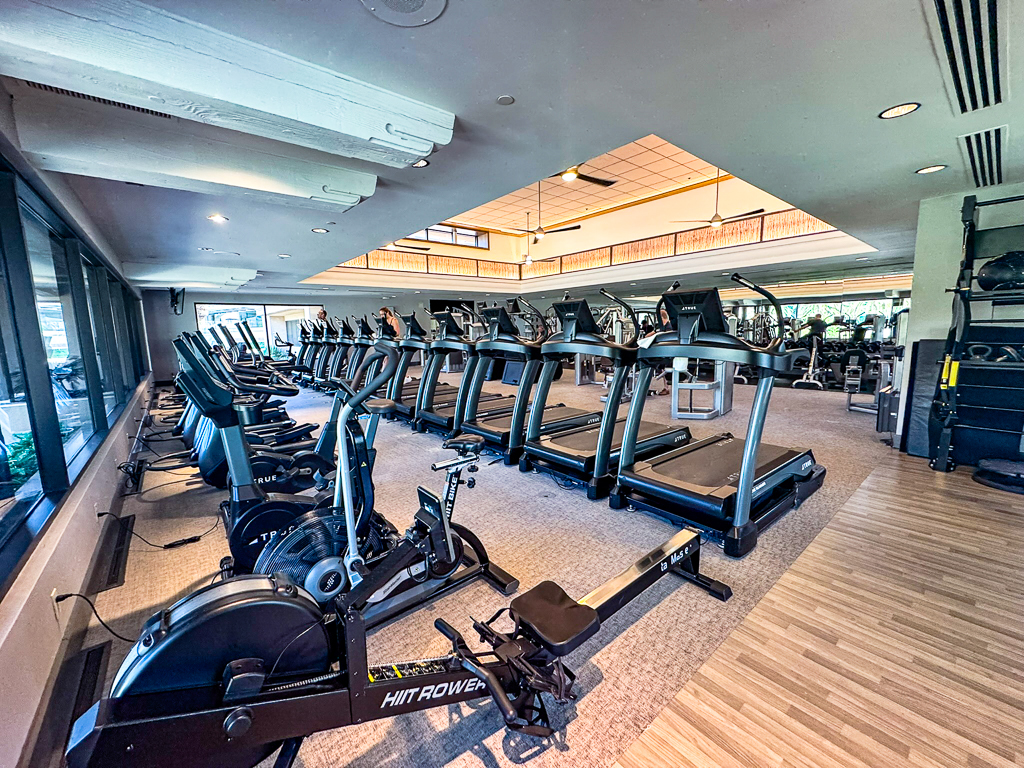 Rangée d'appareils cardio et poids libres au gym du MGM Grand