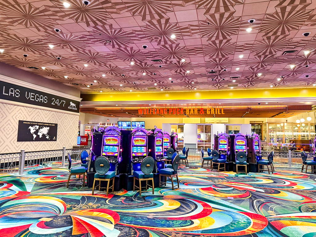 Machines à sous et tapis coloré du casino du MGM Grand