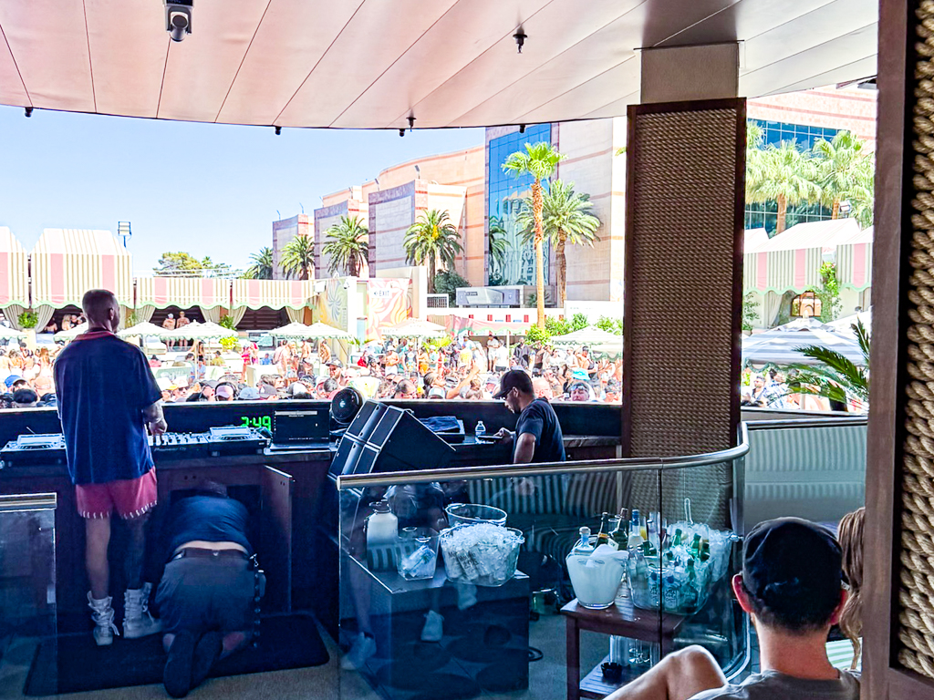 Transats et ambiance du Palm Tree Beach Club au MGM Grand