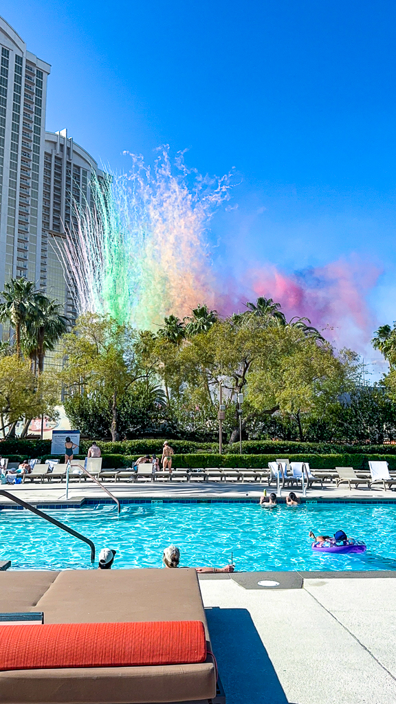 Piscine du MGM Grand avec fontaine colorée en arrière-plan