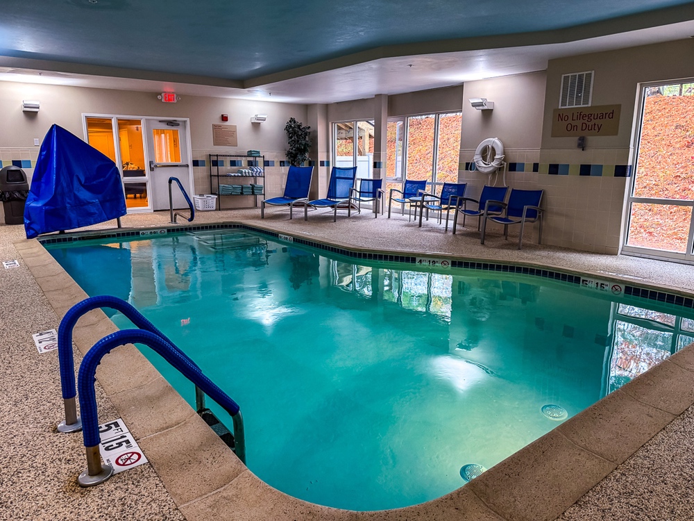 Piscine intérieure du TownePlace Suites by Marriott