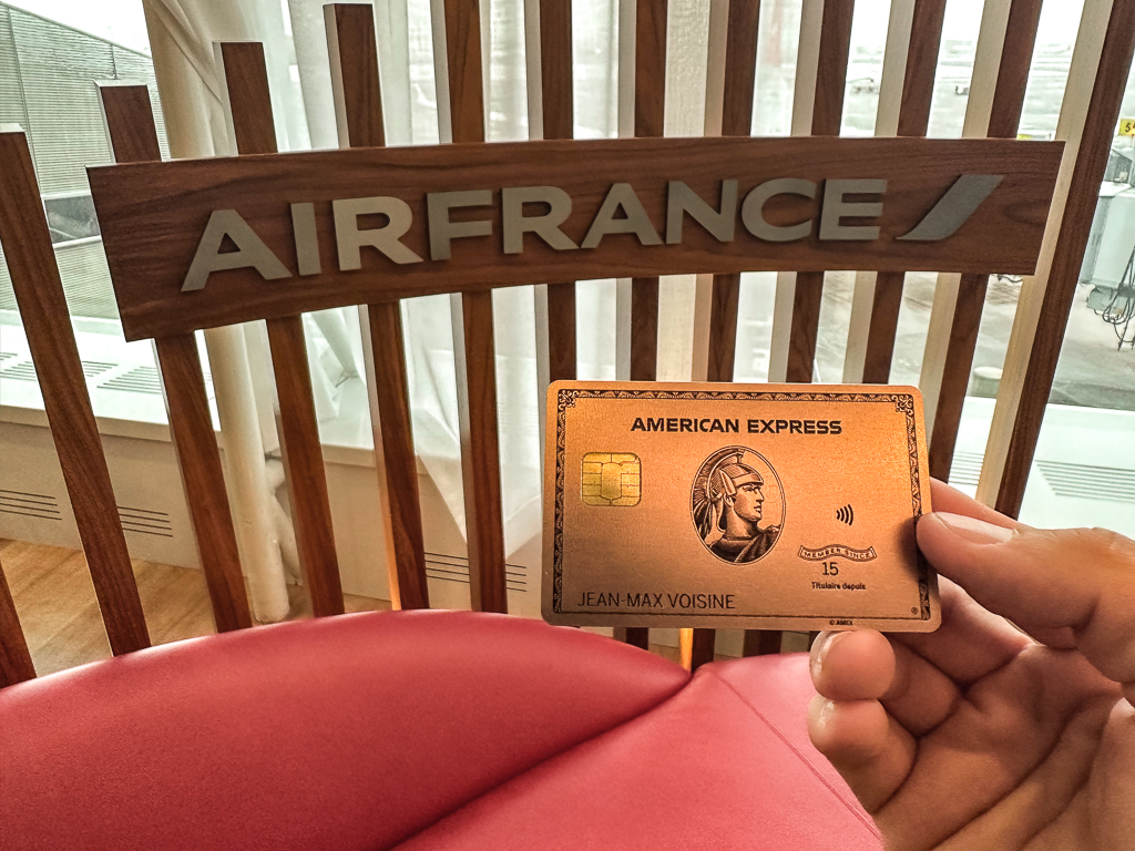 La Carte de Platine d'American Express tenue dans un salon Air France