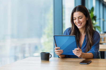Personne souriante tenant une tablette à l'ouverture d'un compte chèque RBC