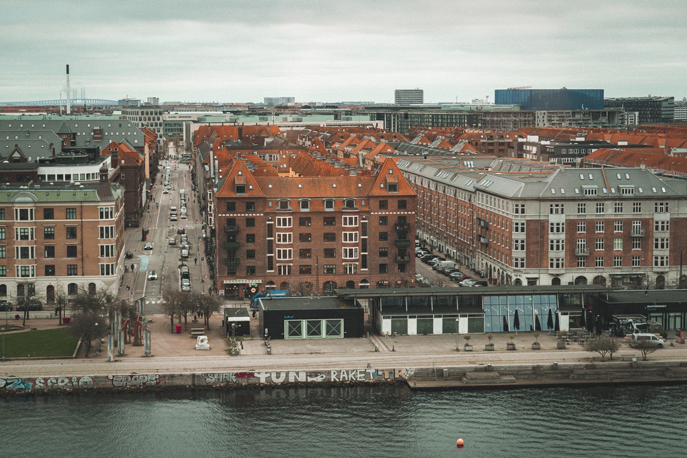 Vue aérienne sur les toits de Copenhague et la promenade au bord du canal