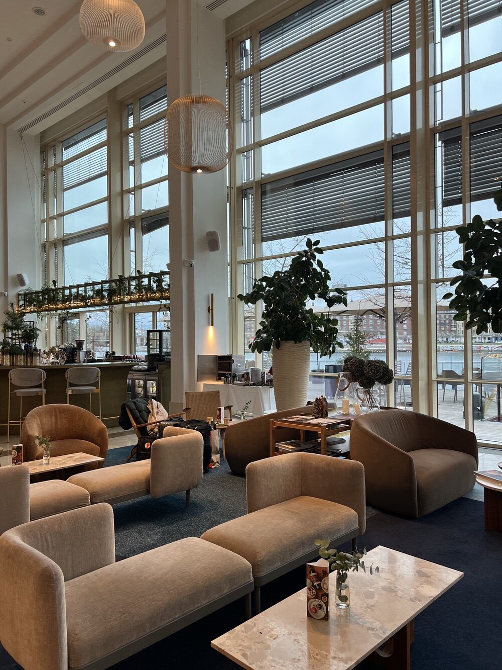 Hall et salon lumineux du Copenhagen Marriott Hotel sous une verrière