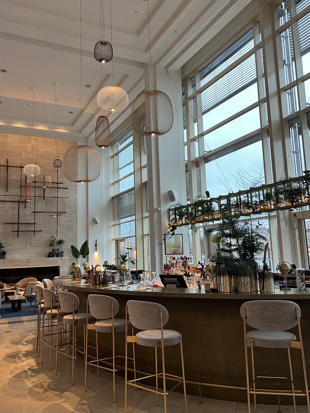 Copenhagen Pier Bar avec grandes fenêtres et comptoir dans le lobby