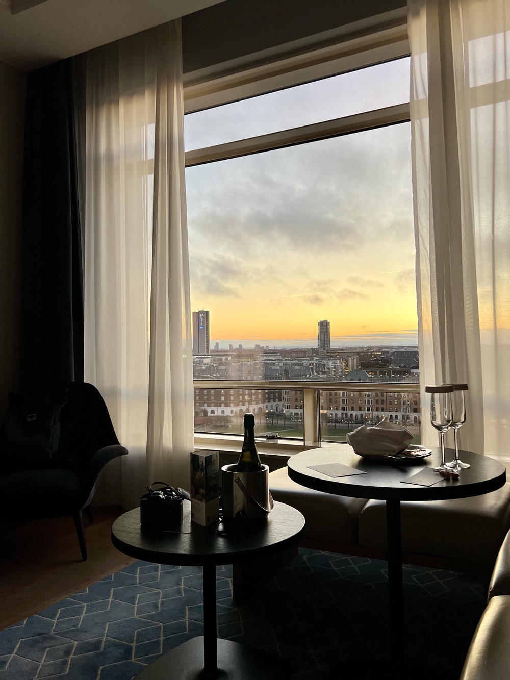 Coin salon de la chambre avec vin mousseux et vue sur Copenhague au coucher du soleil